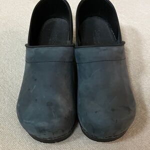 Sanita women’s Dark Blue Gray Clogs